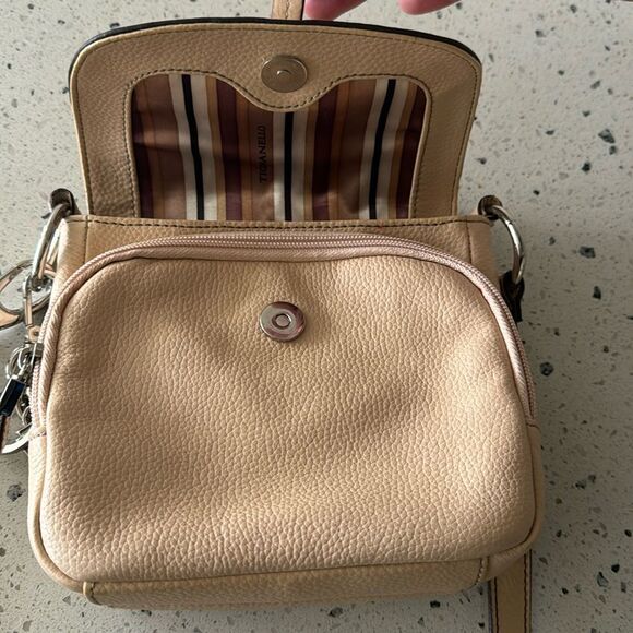 Tignanello Cream Pebbled Leather Crossbody Built in Wallet Shoulder Bag Travel - Picture 14 of 14
